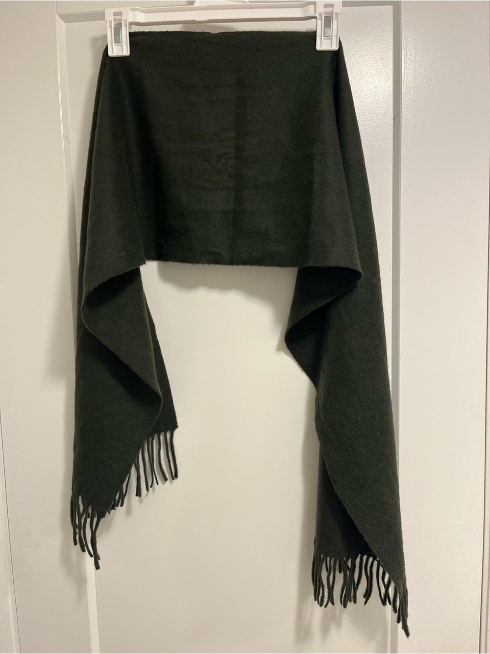 100% cashmere. Vintage Marshalls Field - Dark Green Fringed Women's Scarf